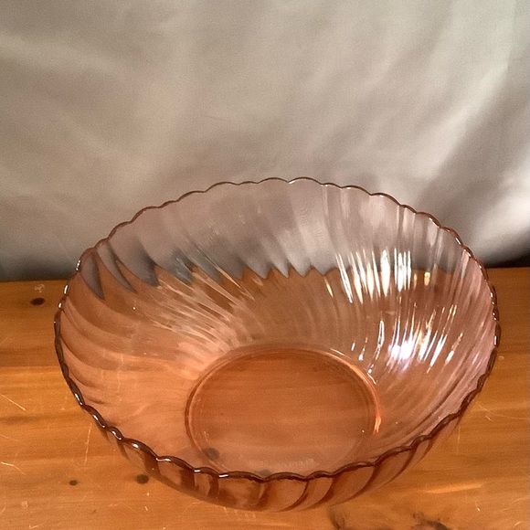 Beautiful Rosaline Pink Arcoroc France Large Swirl Serving Bowl - Picture 4 of 6